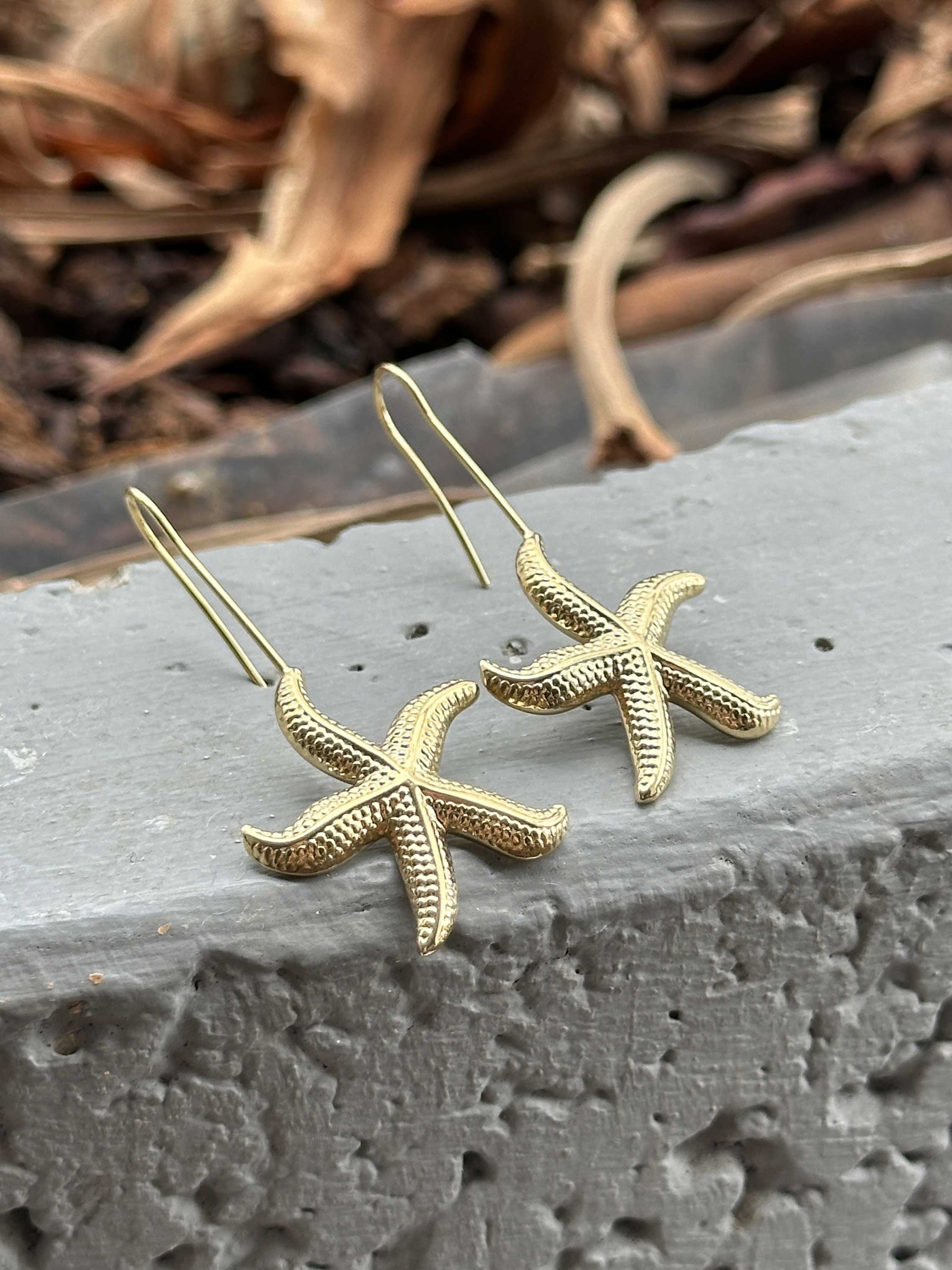 Lottie - Guldiga örhängen med sjöstjärnehäng